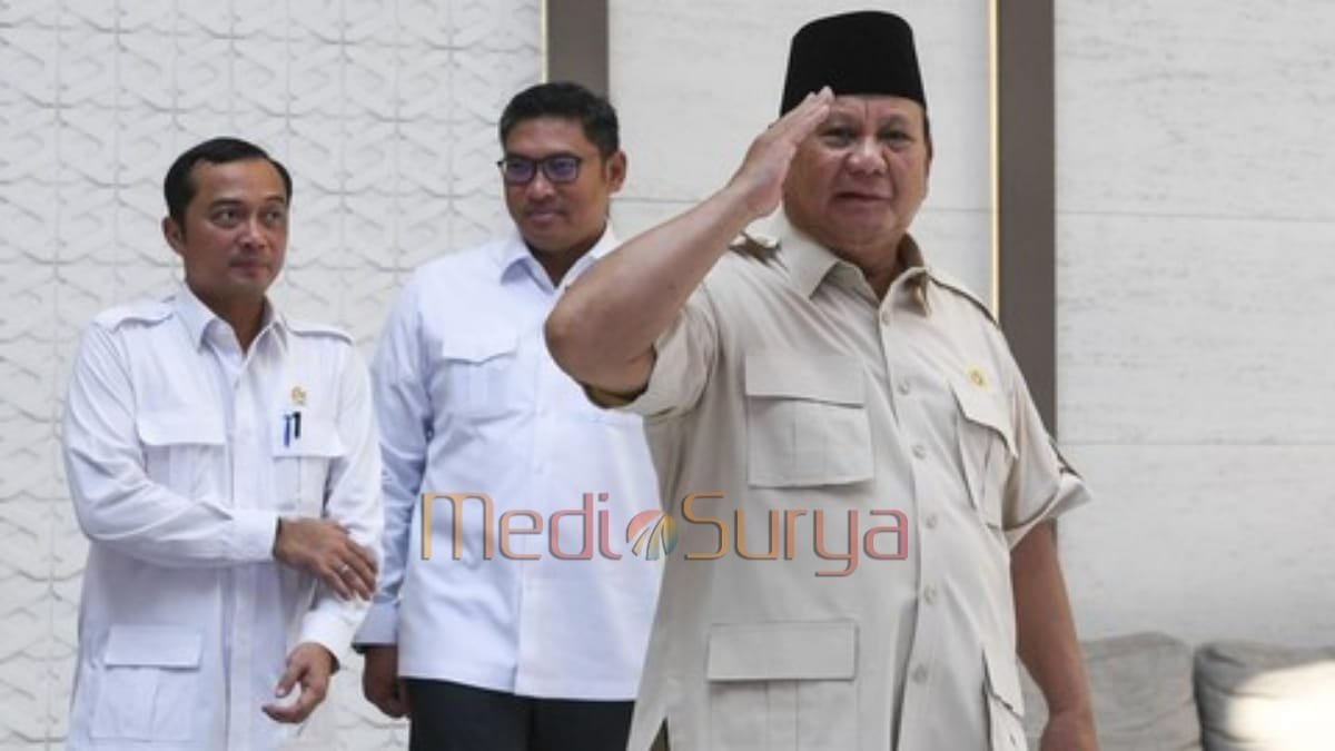 Presiden Prabowo Subianto memberi hormat bersama staf menjelang keberangkatan ke Malaysia.