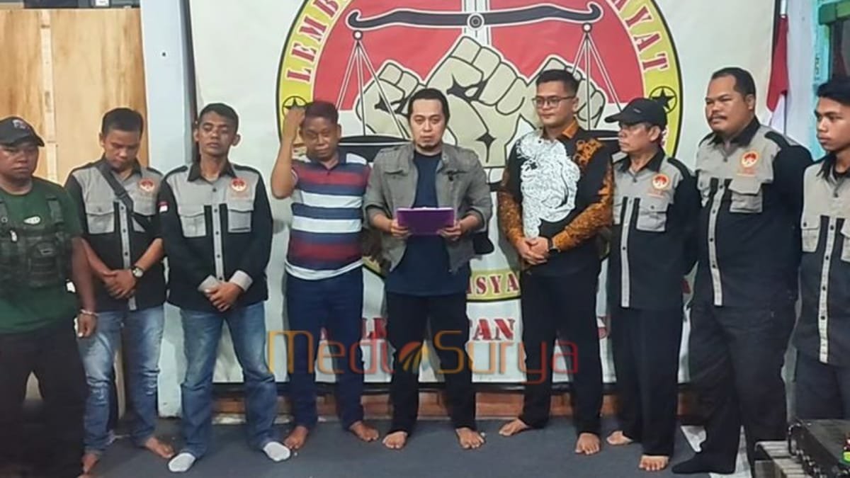 Saif Hola dan anggota LSR Kalteng berdiri bersama saat menyampaikan permintaan maaf atas video parodi gubernur.