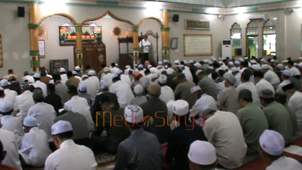 Bupati dan Wakil Bupati Barito Selatan bersama warga melaksanakan Sholat Idul Fitri 1446 Hijriah di Masjid Agung Baiturrahman, Buntok.