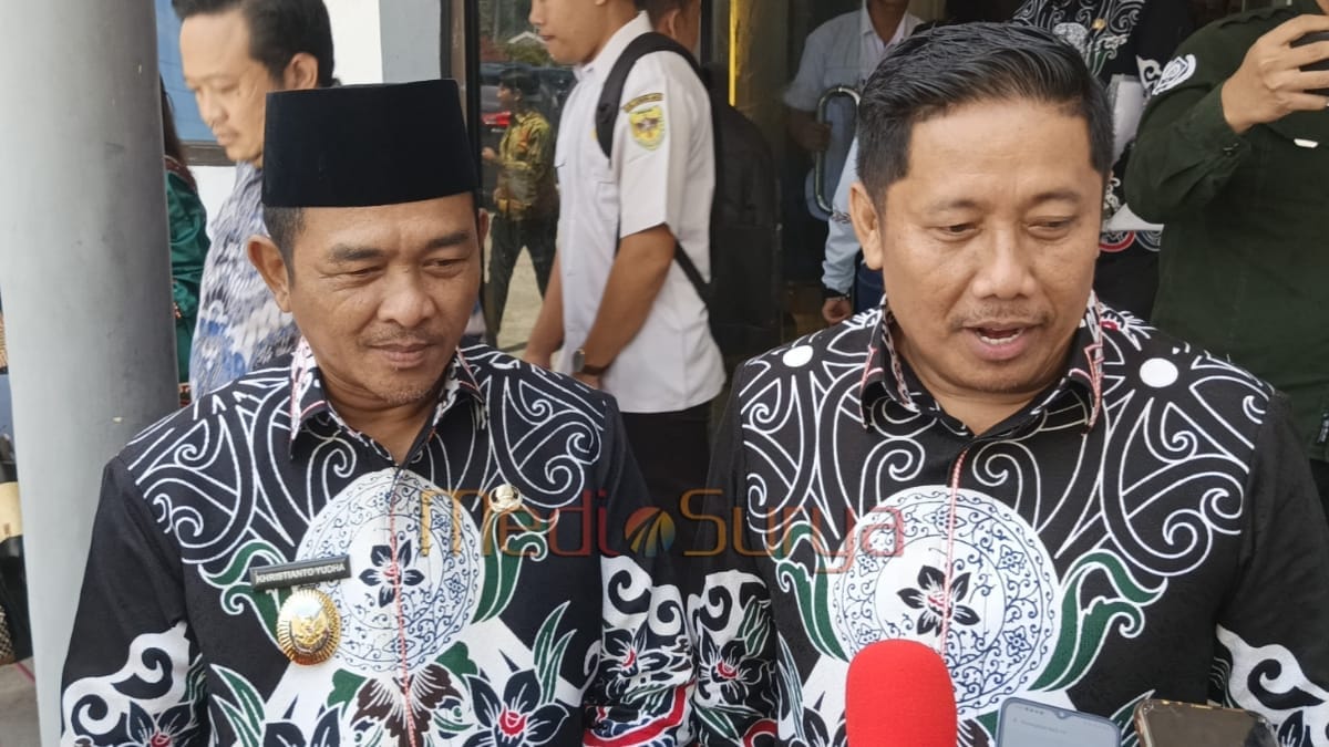 Wabup Barsel Khristianto Yudha dan Kepala Disporaparabud Manat Simanjuntak saat konferensi pers Rakornis Kepemudaan Kalteng 2025