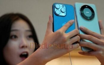 Wanita memegang iPhone 15 dan ponsel lain dengan ekspresi terkejut melihat perbandingan harga