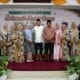 Bupati Barito Selatan, H. Eddy Raya Samsuri, bersama Wakil Bupati Khristianto Yudha berfoto bersama tamu undangan dalam acara Open House Idulfitri 1446 H yang digelar di Rumah Jabatan Bupati.