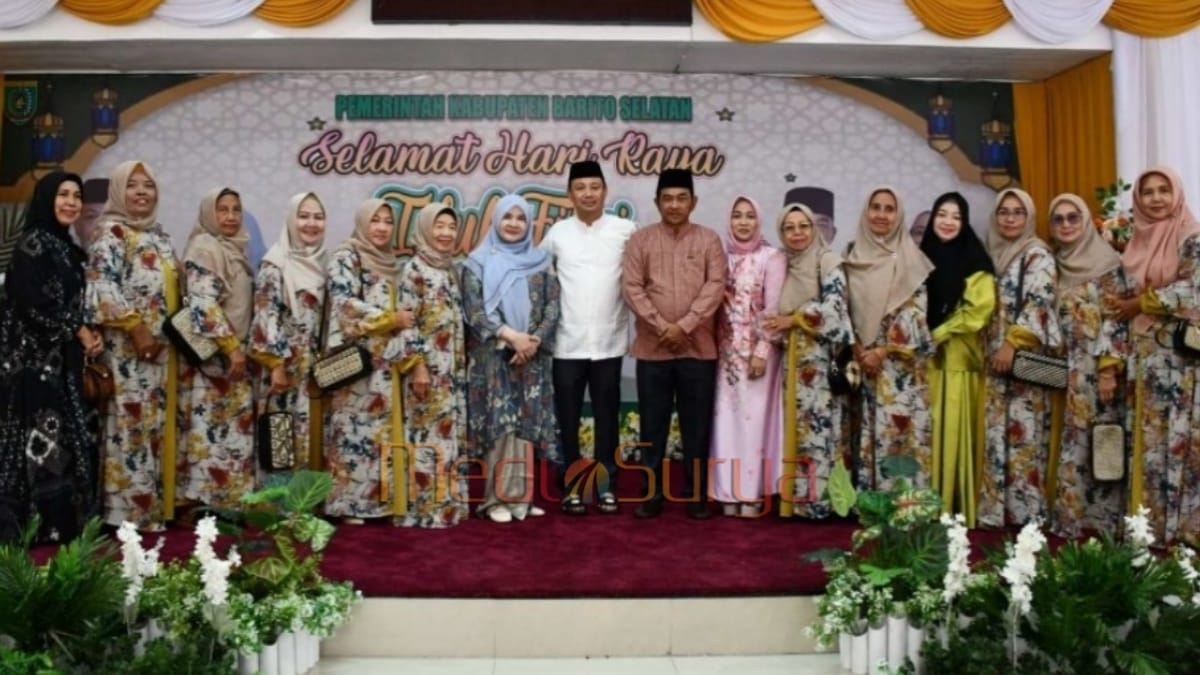 Bupati Barito Selatan, H. Eddy Raya Samsuri, bersama Wakil Bupati Khristianto Yudha berfoto bersama tamu undangan dalam acara Open House Idulfitri 1446 H yang digelar di Rumah Jabatan Bupati.