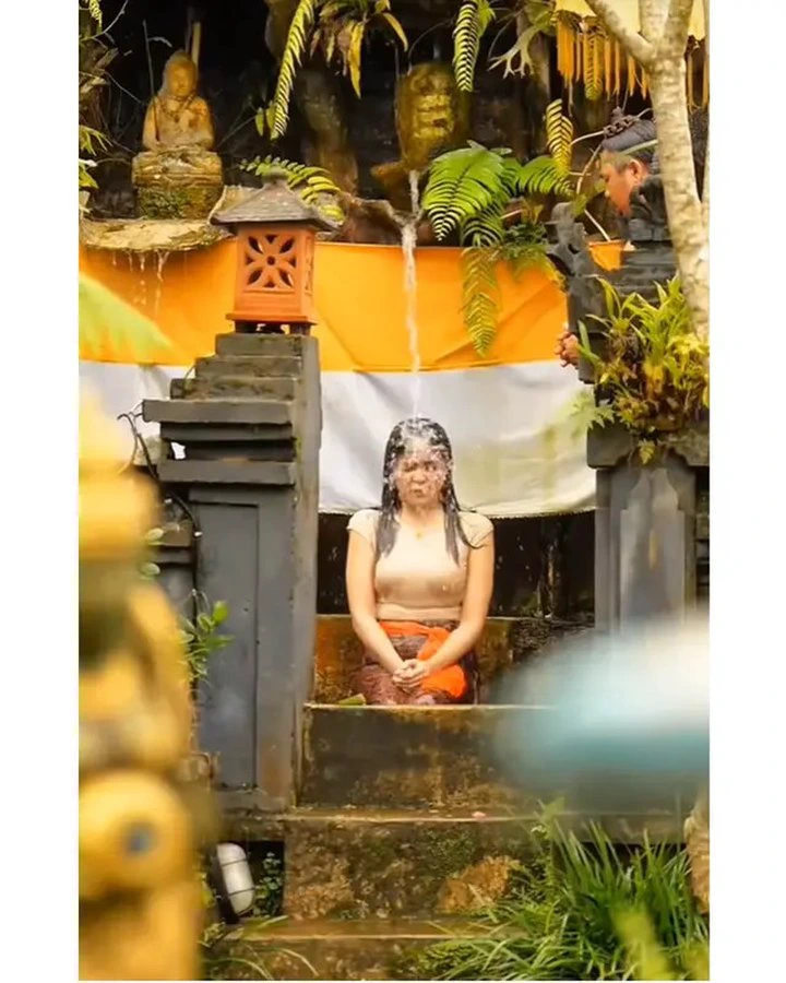Potret Marshanda Melukat di Bali, Wajah Khusyuk dan Aura Positif Potret Marshanda Melukat di Bali, Wajah Khusyuk dan Aura Positif