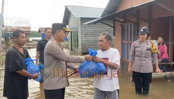 Polres Barsel Salurkan 150 Paket Sembako untuk Warga Terdampak Banjir