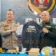 Kapolres Barsel menerima kaos dari PWI Barito Selatan saat kunjungan silaturahmi di Buntok.