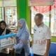 Bupati Eddy Raya Samsuri dan Ketua TP-PKK menyerahkan bantuan kepada korban banjir di Desa Pamait