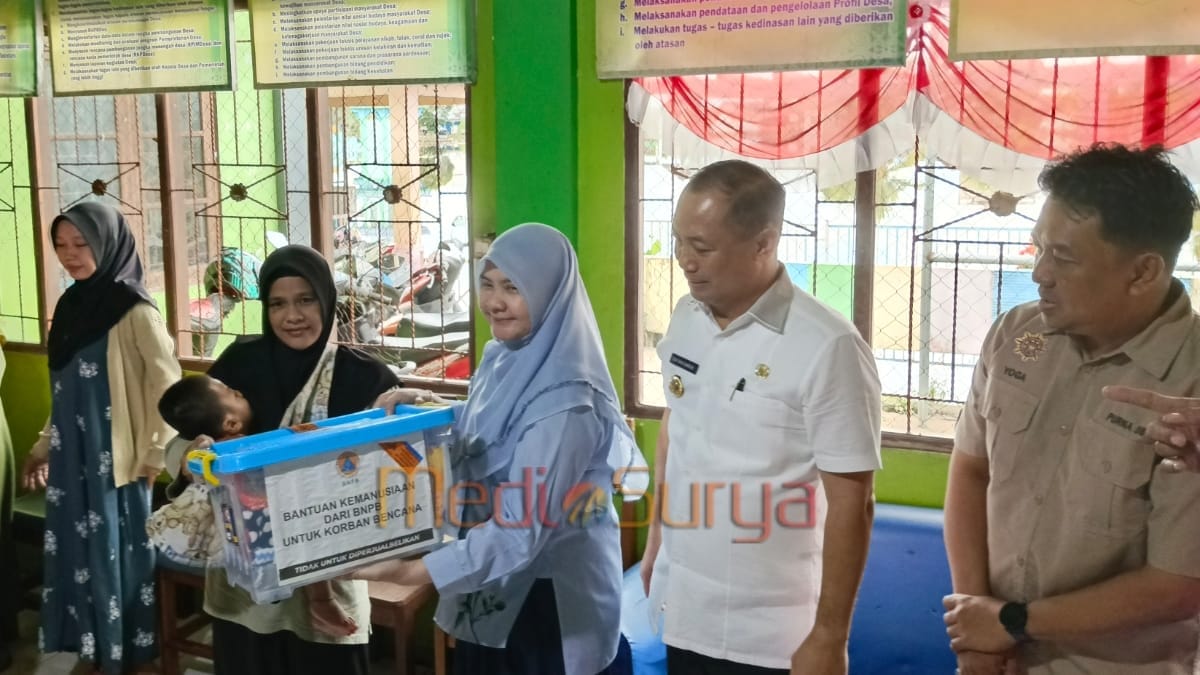 Bupati Eddy Raya Samsuri dan Ketua TP-PKK menyerahkan bantuan kepada korban banjir di Desa Pamait