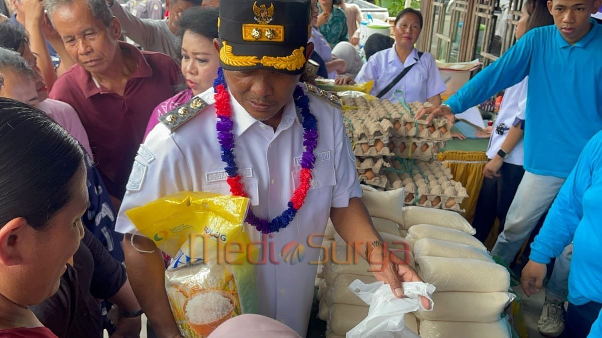 Wakil Bupati Barsel serahkan sembako di bazar pangan murah