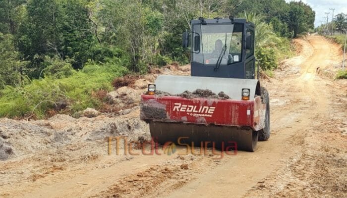 Alat Berat Ekskavator dan Wales, TMMD ke-124 Bekerja Bergantian Buka Jalan Baru