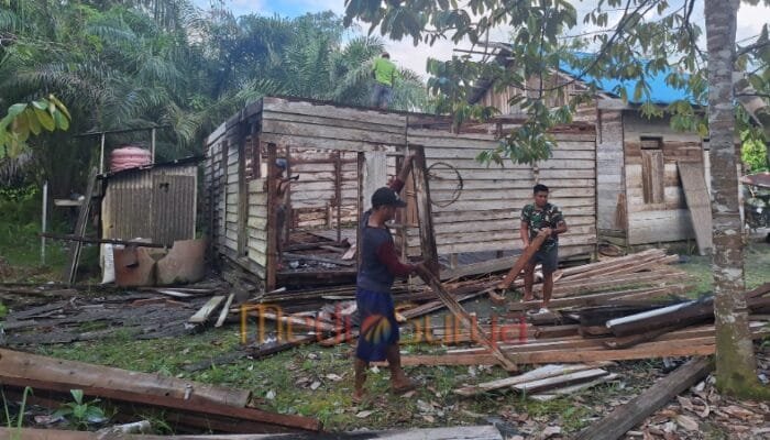 Satgas TMMD Kodim 1012/Buntok Bangun Rumah Layak Huni di Wungkur Baru, Wujud Nyata Kepedulian TNI terhadap Warga