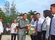 Ideham saat menyerahkan SK Wakil Ketua I DPRD Barsel Hadiri Penyerahan SK Pengangkatan 437 CPNS dan 1098 PPPK 2025