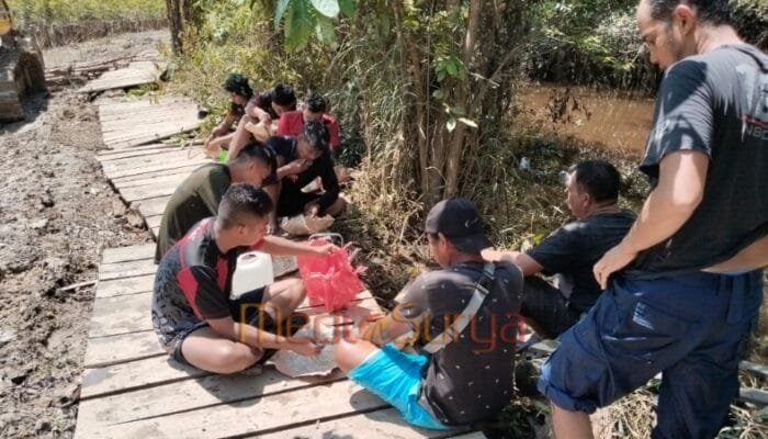 Satgas TMMD Kodim 1012/Buntok Bangun Kekompakan Lewat Makan Siang Bersama di Tengah Tugas Lapangan