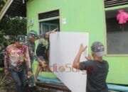 Satgas TMMD Kodim 1012/Buntok dan Warga Gotong Royong Angkut Material RTLH