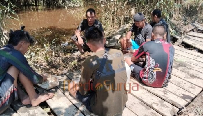 Rehat di Bawah Pohon Saat Buka Jalan Baru