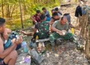 Kebersamaan Satgas TMMD dan Warga Warnai Istirahat di Tengah Pembangunan Jalan