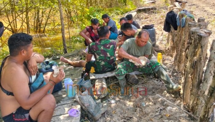 Kebersamaan Satgas TMMD dan Warga Warnai Istirahat di Tengah Pembangunan Jalan