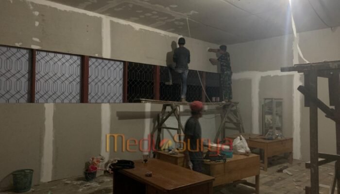 Satgas TMMD Teliti Bangun Dinding Kelas SDN 2 Karau Kuala