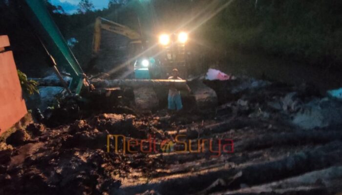 Satgas TMMD Kodim 1012/Buntok Kerjakan Pembukaan Jalan Hingga Malam dengan Sorot Lampu Excavator