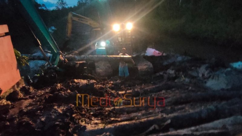 bekerja membuka jalan di malam hari