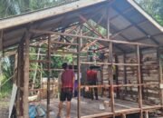 Satgas TMMD dan Warga Gotong Royong Pasang Atap RTLH di Mungkur Baru
