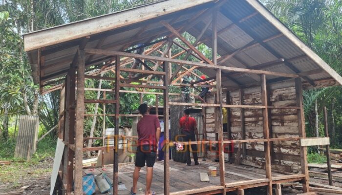 Satgas TMMD dan Warga Gotong Royong Pasang Atap RTLH di Mungkur Baru