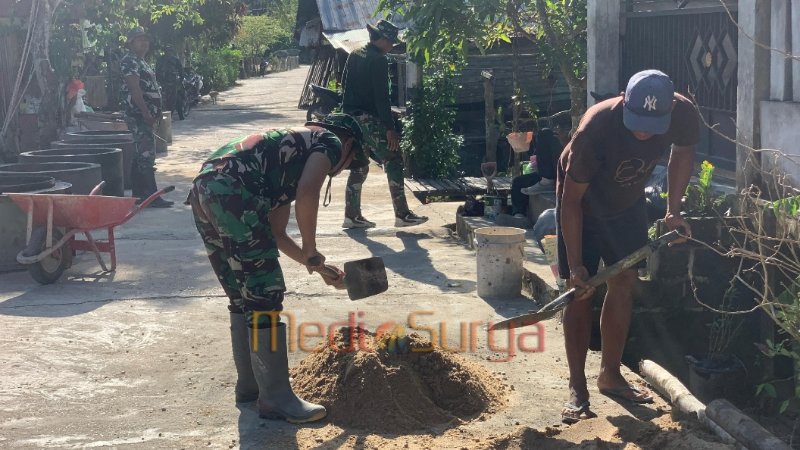 kompak mengaduk semen secara manual