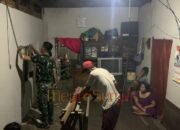 Satgas TMMD Kodim 1012/Buntok Lembur Bangun RTLH di Desa Talio Hingga Malam Hari