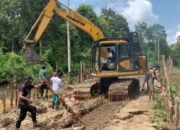 melakukan pemasangan cerucuk Satgas TMMD Kodim 1012/Buntok dan Warga Kompak Pasang Cerucuk di Jalan Desa Talio