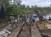 melakukan pengecoran jalan Satgas TMMD Kodim 1012/Buntok dan Warga Gencarkan Pengecoran Jalan di Desa Talio