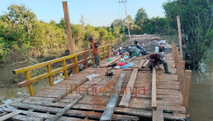 Satgas TMMD Kodim 1012/Buntok Lanjutkan Pembangunan Jembatan Bersama Warga Desa Talio