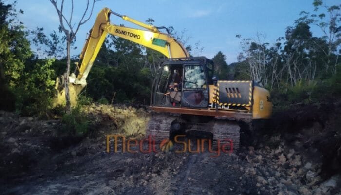 Satgas TMMD ke-124 Lanjutkan Pembukaan Jalan hingga Malam Hari demi Tuntaskan Target