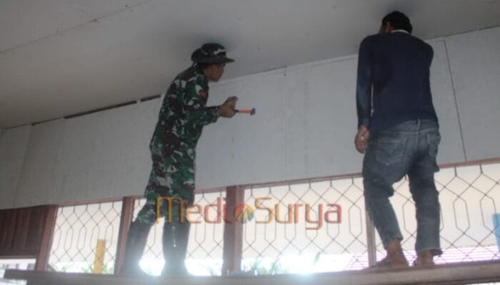 Satgas TMMD ke-124 Lapisi Dinding SDN 2 Karau Kuala Gunakan GRC untuk Tingkatkan Kerapian