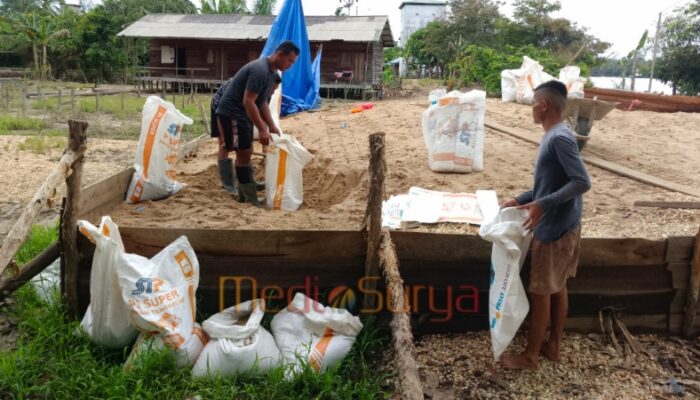 Karung Bekas Jadi Solusi Efektif Satgas TMMD Kodim 1012/Buntok Angkut Material Jalan