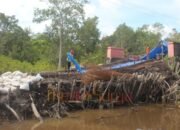 memasang besi coran Satgas TMMD Kodim 1012/Buntok Pasang Besi Coran Jalan di Desa Talio