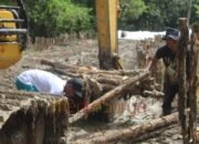 memasang cerucuk dari kayu Satgas TMMD Kodim 1012/Buntok Pasang Cerucuk Bersama Warga di Desa Talio