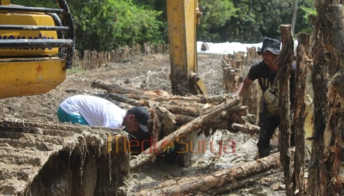 Satgas TMMD Kodim 1012/Buntok Pasang Cerucuk Bersama Warga di Desa Talio