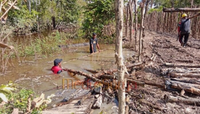 Basah-basahan di Medan Ekstrem, Satgas TMMD Kejar Pemasangan Cerucuk di Desa Talio