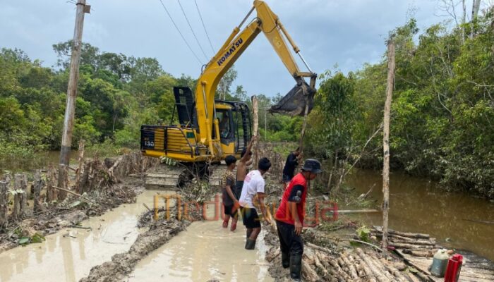 Satgas TMMD Tetap Semangat Pasang Cerucuk di Bawah Terik Matahari