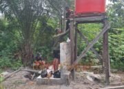 memasang instalasi pipa Satgas TMMD Kodim 1012/Buntok Pasang Instalasi Pipa Sumur Bor di Desa Wungkur Baru