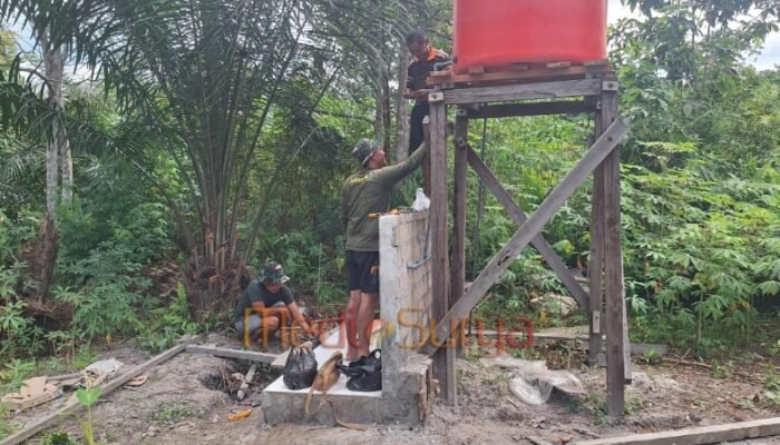 Satgas TMMD Kodim 1012/Buntok Pasang Instalasi Pipa Sumur Bor di Desa Wungkur Baru