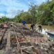 memasang papan bekisting