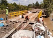 memasang papan jembatan Satgas TMMD Kodim 1012/Buntok Kebut Pemasangan Papan Jembatan di Desa Talio