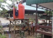 memasang tandon air bersih Satgas TMMD Kodim 1012/Buntok Pasang Tandon Air Bersih untuk Mushola di Desa Talio
