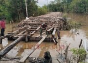 membangun pondasi jembatan Satgas TMMD Kodim 1012/Buntok Fokus Bangun Jembatan Penghubung Antarwilayah
