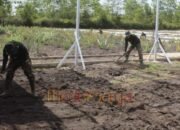 Satgas TMMD Kodim 1012/Buntok Gunakan Cangkul Bersihkan Lahan Pertanian untuk Dukung Ketahanan Pangan