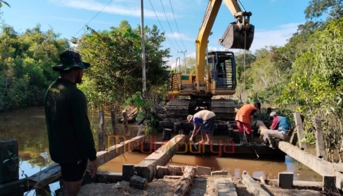 Satgas TMMD Kodim 1012/Buntok Bongkar Jembatan Lama untuk Bangun Akses Lebih Kokoh