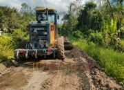 Satgas TMMD Kodim 1012/Buntok Gunakan Gleder Buka Jalan Antar Desa