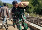 Satgas TMMD Kodim 1012/Buntok Pikul Semen Demi Percepat Pembangunan Jalan