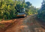 Optimalkan Pembangunan, Satgas TMMD Kodim 1012/Buntok Lakukan Pemadatan Jalan dengan Alat Berat
